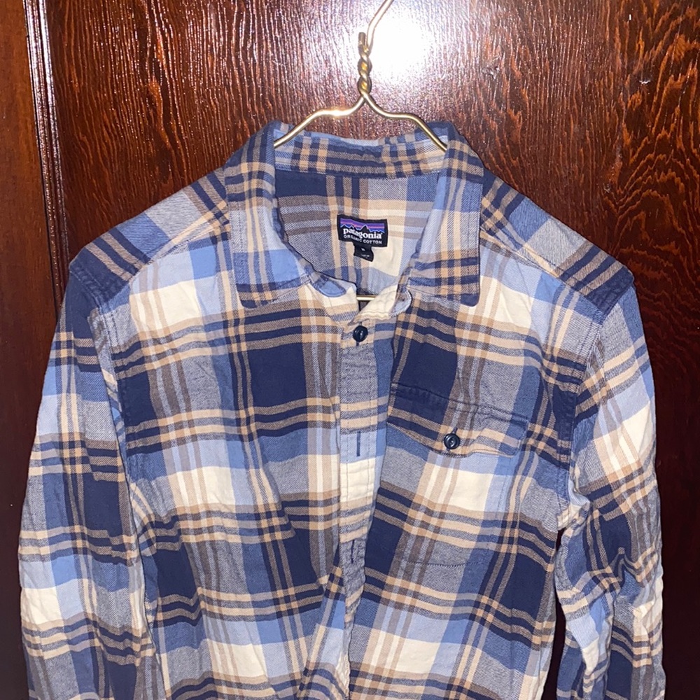 Men’s Patagonia flannel shirt. M on tag, fits like a S/M. Could go either way.